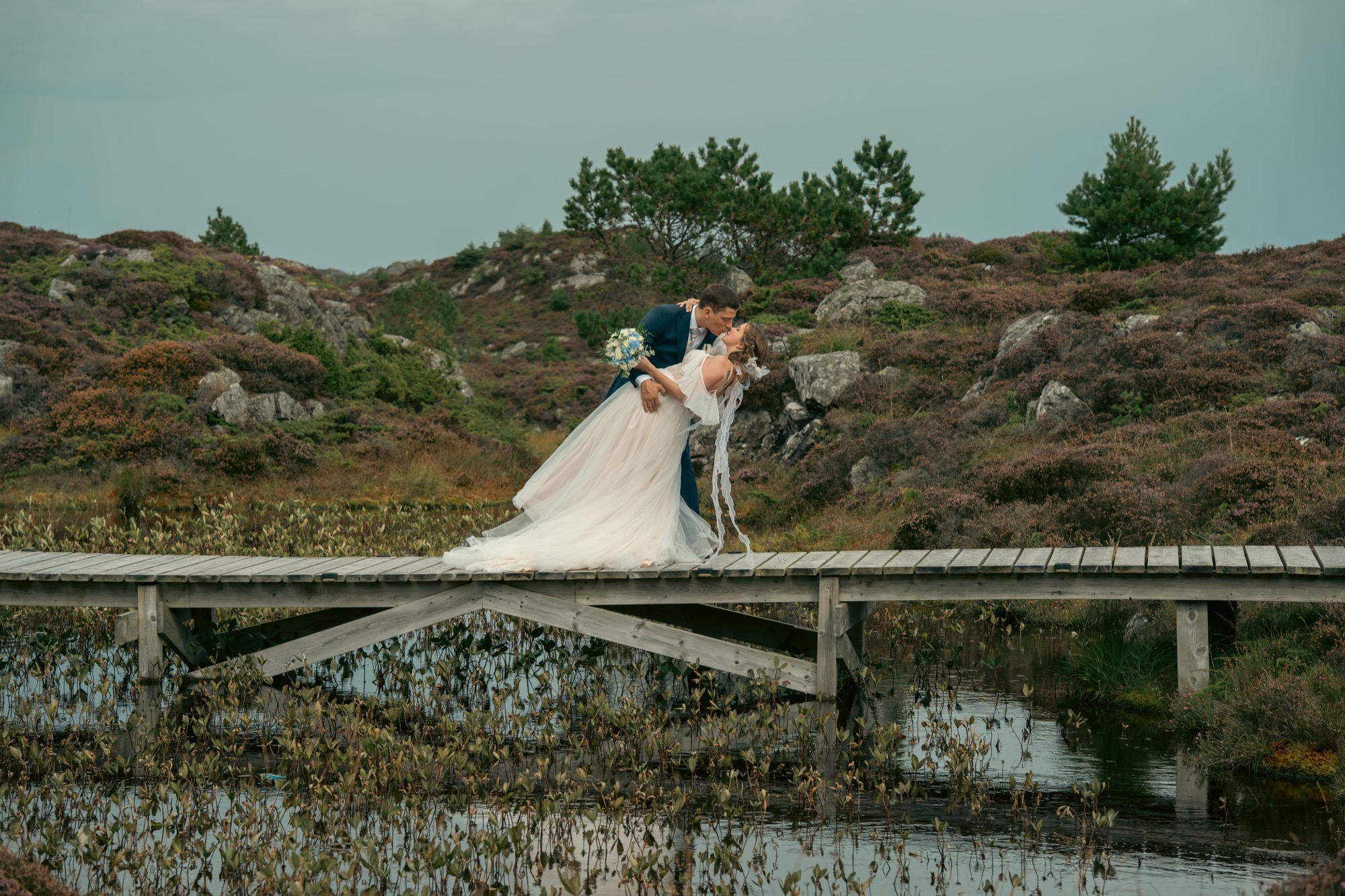 Brudepar i norsk landskap